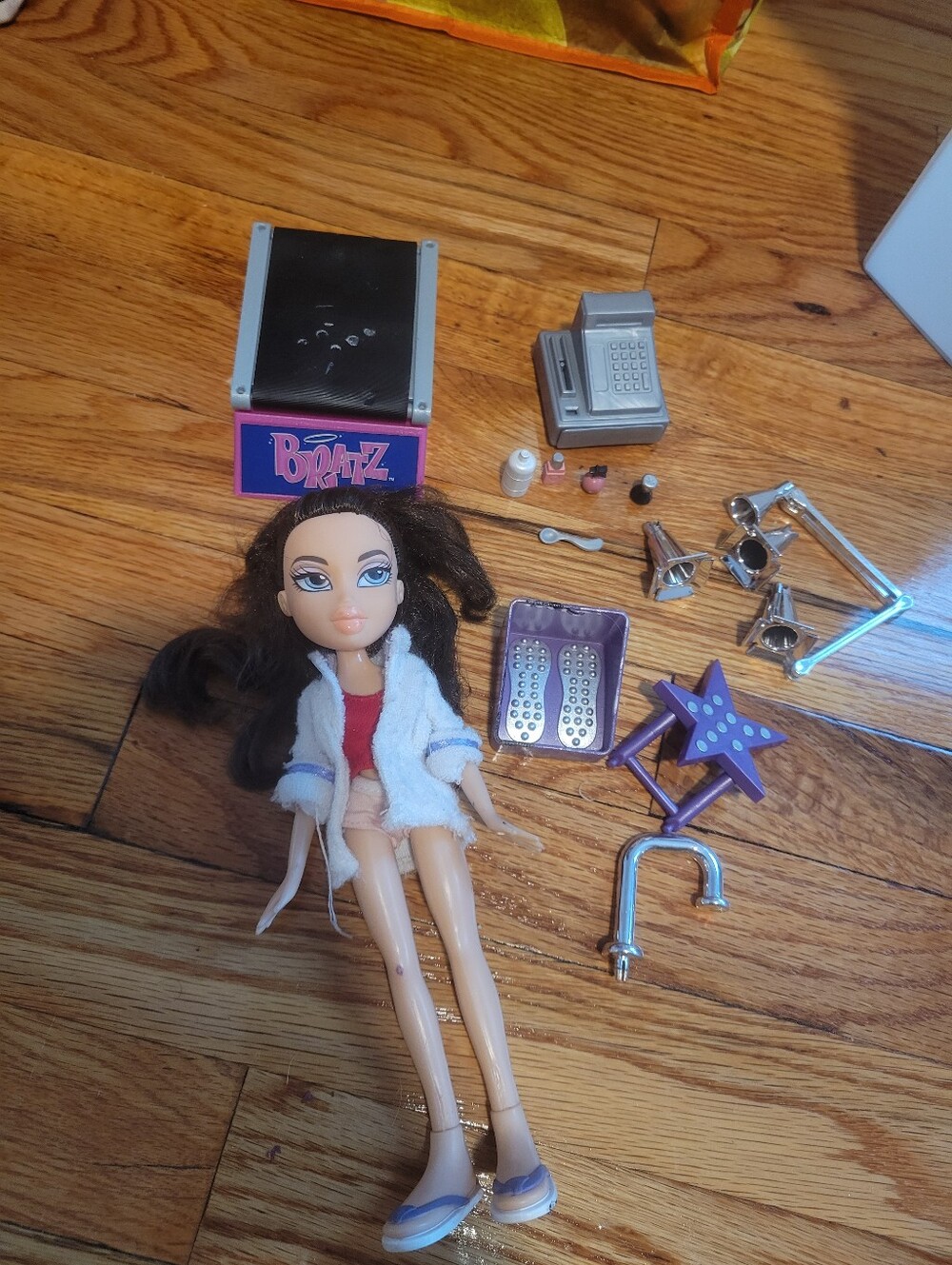 2002 Bratz Stylin' Salon 'N' Spa Dana doll and spa accessories